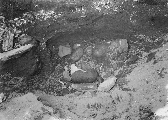オホーツク墓　20号の上部で検出された石組みの炉址