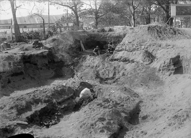 10号竪穴　炉址（下層）のさらに下層の炉址？・竪穴西壁外の貝塚