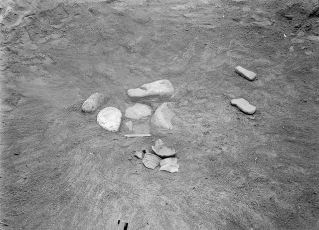 21号竪穴埋土　礫集中とオホーツク土器検出状況