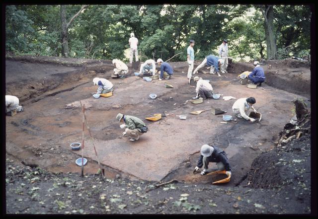 8号竪穴　発掘調査の様子
