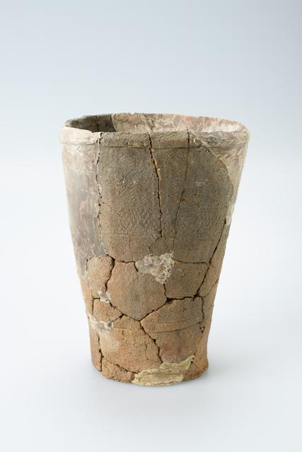 Flat-bottomed rouletted pattern pottery
