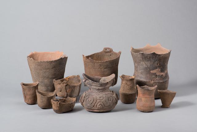 Burial pottery vessels
