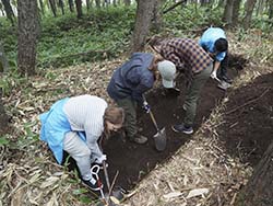 大島1遺跡1号表土層掘り下げ作業