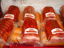 タシュケントの肉加工品販売店のハラール表記付きハム