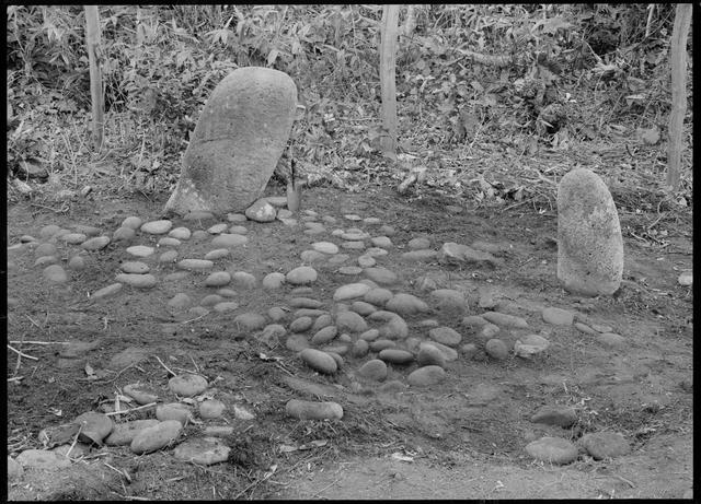 地鎮山環状列石　南部分の立石と積石（北西から撮影）
