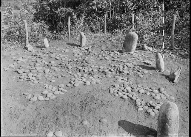 地鎮山環状列石　立石内側の積石　検出状況（西から撮影）