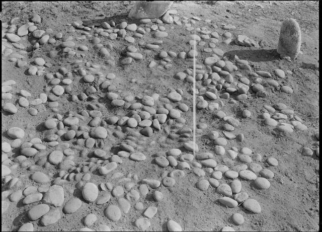 Jichin’yama Stone Circle, the stacked stones inside the standing stones, short-distance view (from the northwest)