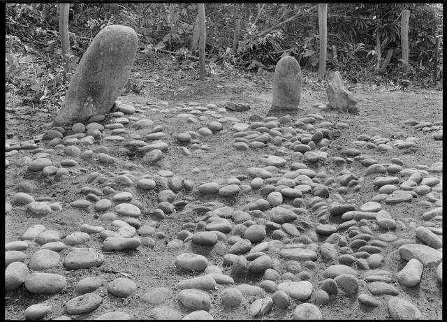 Jichin’yama Stone Circle, stacked stones inside the standing stones, short-distance view (from the north)