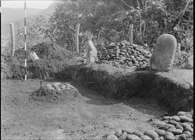 地鎮山環状列石　積石下部の発掘（西から撮影）