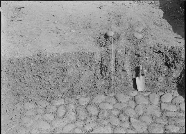 地鎮山環状列石　墓坑床面の敷石と墓坑埋土の断面（南西から撮影）