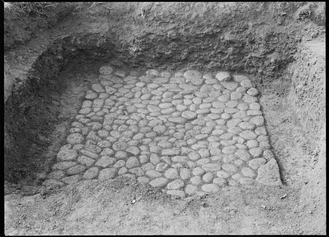 地鎮山環状列石　墓坑床面の敷石（北東から撮影）