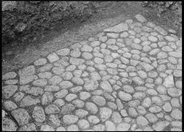 地鎮山環状列石　墓坑床面の敷石の近景（南から撮影）