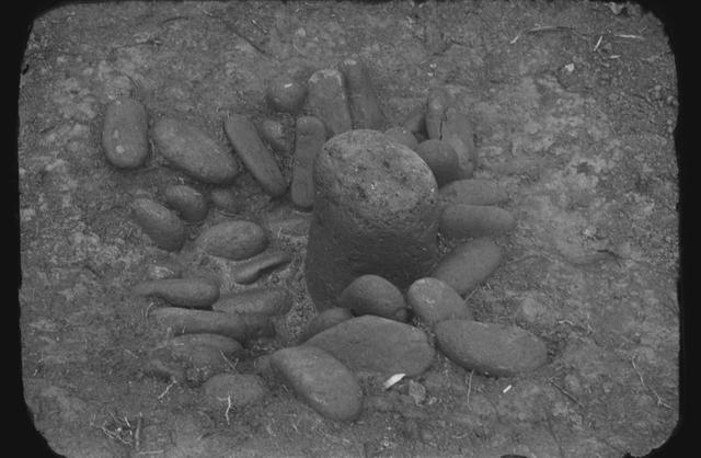 西崎山南環状列石（3区）　第2号（西から撮影）