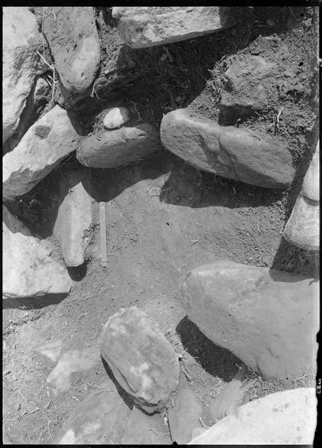 西崎山環状列石（1区）　第1号の内部（南西から撮影）