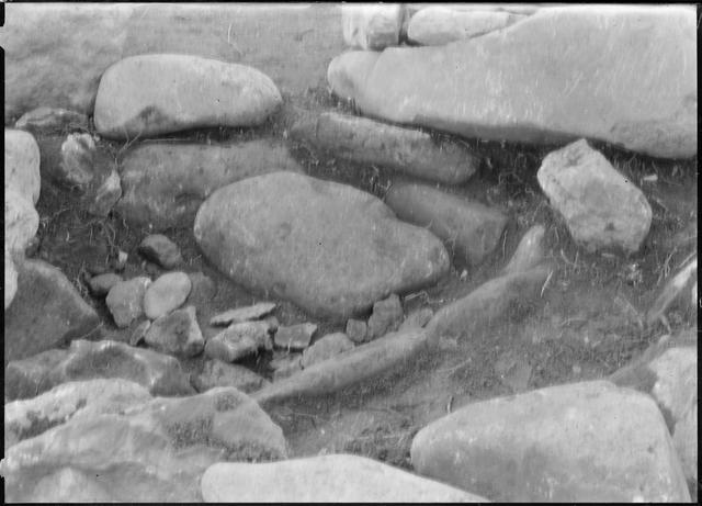西崎山環状列石（1区）　第2号の内部（東から撮影）