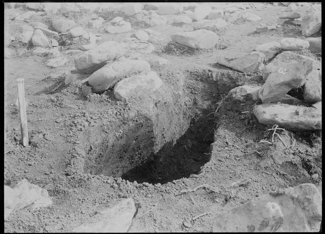 Nishizakiyama Stone Circle (Area 1), stone circle No.7, section of pit (from the northwest)