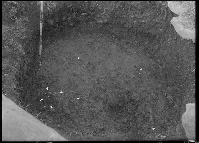 Otoe Stone Circle, stone circle No.5, burial pit, jade beads (from the southwest)