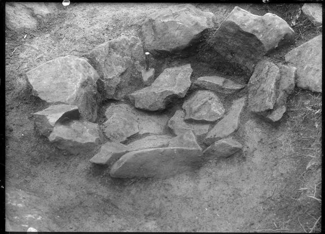 音江環状列石　第9号　墓坑埋土中の積石（南から撮影）