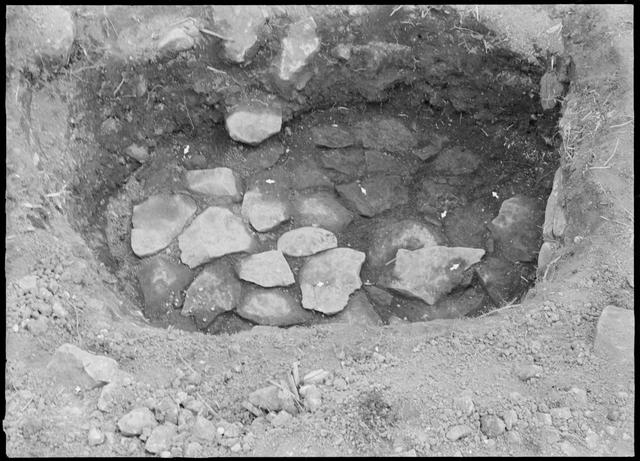 音江環状列石　第11号　墓坑　遺物出土状況（北から撮影）
