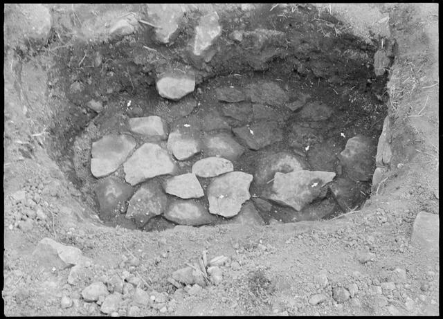 音江環状列石　第11号　墓坑　遺物出土状況（北から撮影）