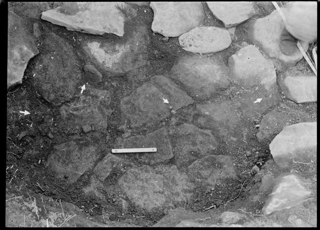 Otoe Stone Circle, stone circle No.11, burial pit, close-up view of excavated artifacts (from the south)