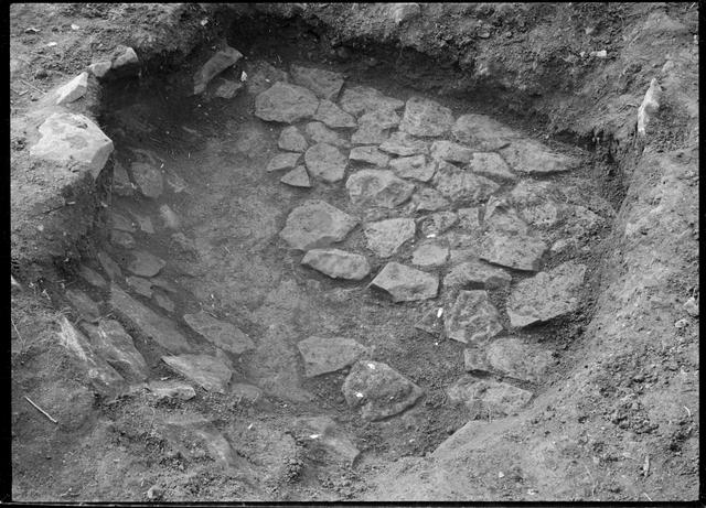音江環状列石　第12号　墓坑　遺物出土状況（南東から撮影）