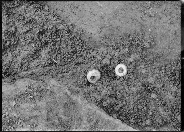 Otoe Stone Circle, stone circle No.12, burial pit, close-up view of excavated artifacts (from the northeast)