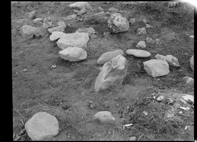 音江環状列石　第13号の東隣　石の分布状況（南東から撮影）